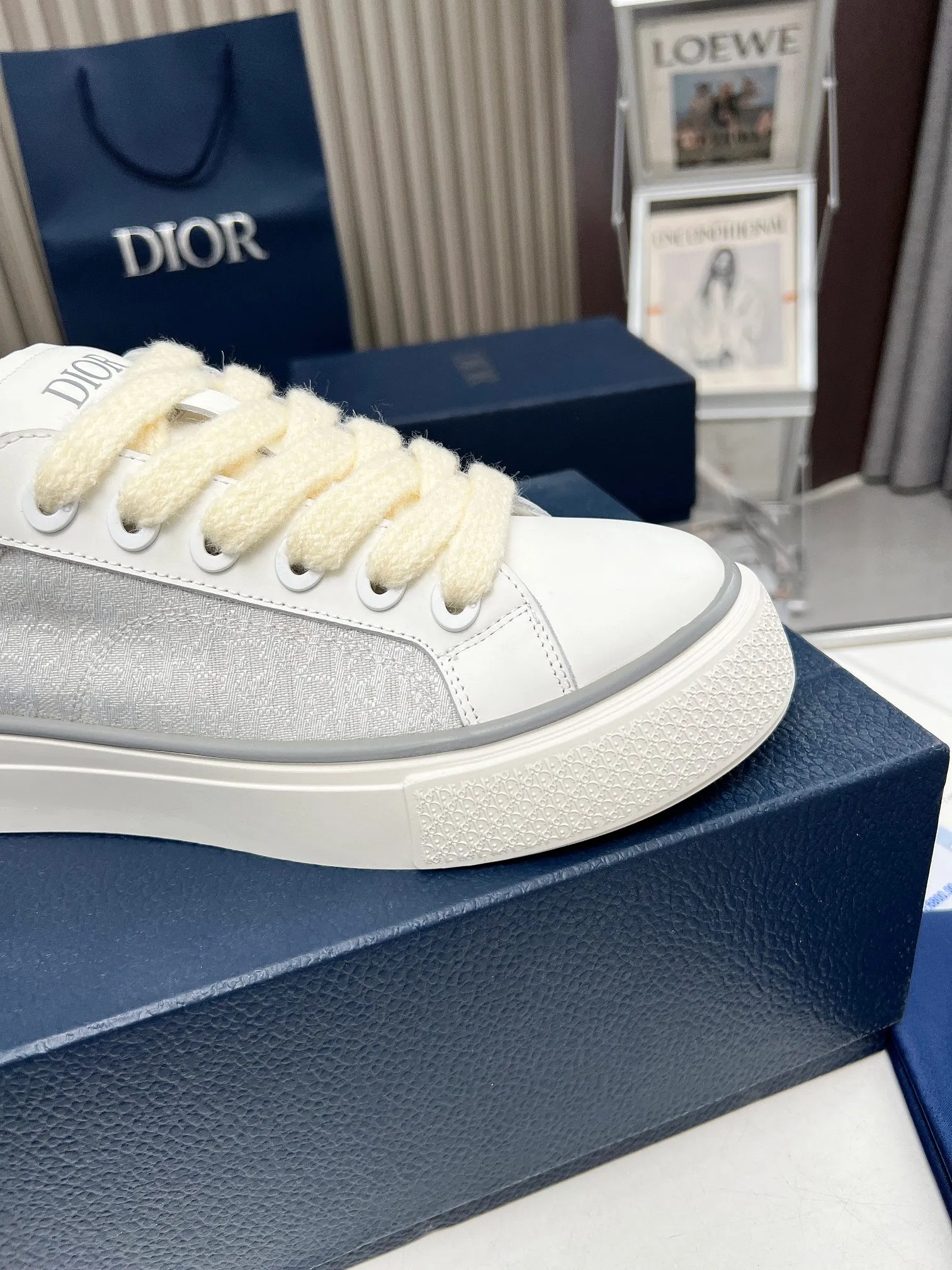 👟👟Ex-factory price 560👟👟 Embroidery +20, DIOR Dior B33 couple's casual shoes - black embroidered model 2024 spring new style, a new interpretation of the classic tennis shoes, the fashionable silhouette highlights the heavy texture, carefully made of black silk matte cowhide, decorated with three-dimensional embroidered Oblique print panels of the same color, and decorated with Dior It's distinguished by a padded tongue with an embossed logo, wide black mohair laces and tonal brass eyelets with a matte finish. The solid black Oblique print-effect rubber sole is decorated with a contrasting Dior 30 Avenue Montaigne logo on the back to enhance the style and add a fashionable touch to the casual look. Size: Women's 35-40 (34, 41 customized, non-refundable) Men's 39-45 (38, 46 customized, non-refundable)